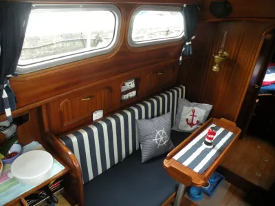 houten kajuitinterieur met gestreepte bank