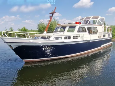 wit-blauw motorjacht op rustig water