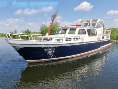 motorjacht in het water