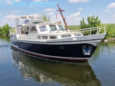 wit-blauw motorjacht op rustig water