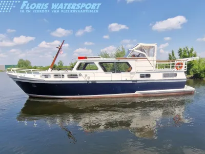 motorjacht op rustig water