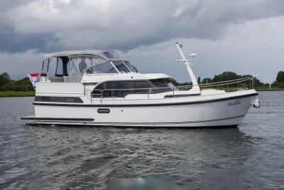 wit motorjacht op rustig water