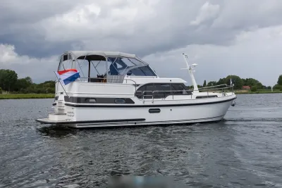 wit motorjacht op open water