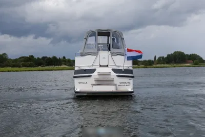 Achteraanzicht motorjacht op rivier