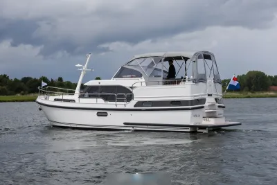 wit motorjacht op rustig water