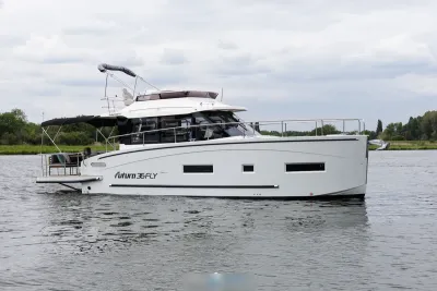wit motorjacht op rustig water