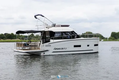 motorjacht op rustig water
