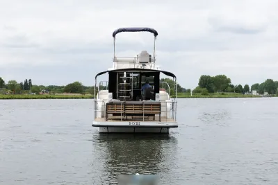 achterzijde van motorjacht op water
