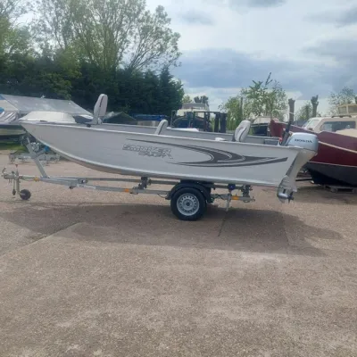 witte aluminium visboot op trailer