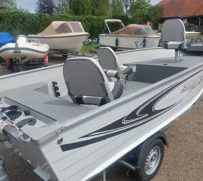 aluminium boot op trailer met stoelen