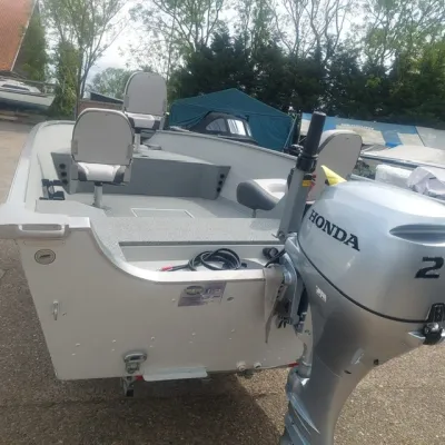kleine open visboot op trailer