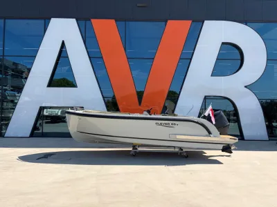 Tenderboot op trailer voor showroomgevel