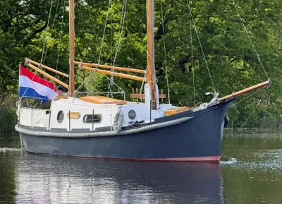 zeilsloep op rustig water