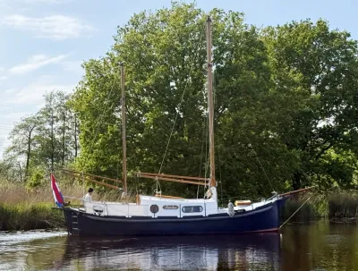 klassieke zeilsloep op rustig water
