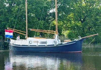 klassieke houten zeilsloep op het water