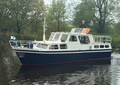 wit-blauwe motorboot op stil water