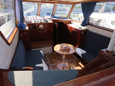 interieur van kajuit met stuur en zitplaatsen