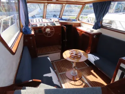 interieur van kajuit met stuur en zitplaatsen