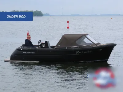 dagboot op rustig water met bestuurder