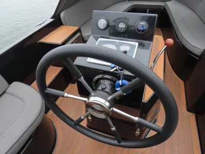 stuurwiel en console in bootinterieur