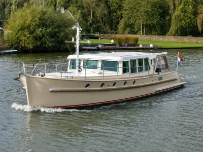 motorjacht varend op een rivier