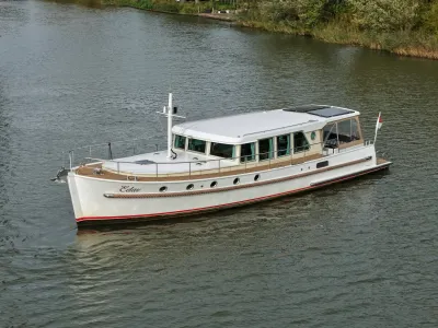 motorjacht op rustig water