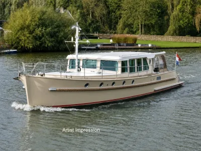 motorjacht varend op rivier met groene oever