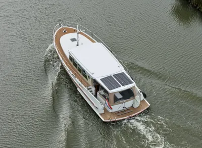 wit motorjacht op rivier, gezien van boven