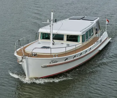 voorkant van motorjacht op rustig water