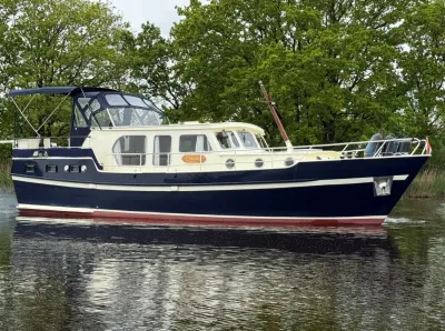 motorjacht op rustig water met bomen