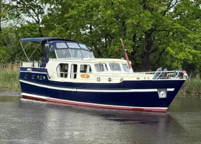 blauwe motorboot op rustig water bij oever