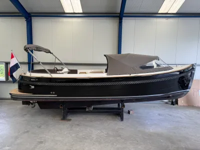 motorboot in binnenloods