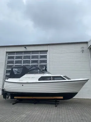 motorboot op bok voor loods