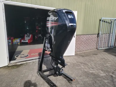buitenboordmotor op standaard bij garage