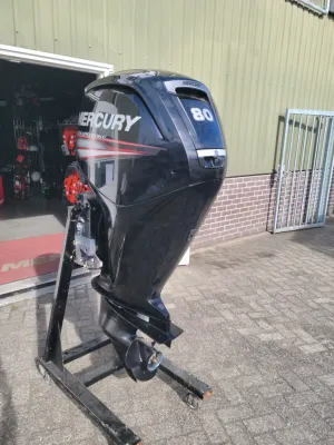 buitenboordmotor op standaard buiten