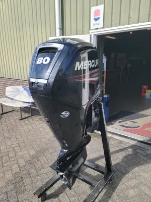 buitenboordmotor op standaard bij winkelpand