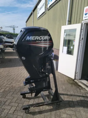 buitenboordmotor op standaard buiten