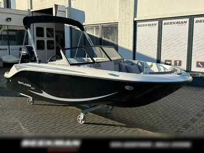 open boot op trailer bij showroom