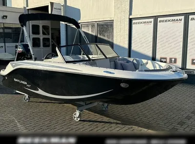 open motorboot buiten bij showroom