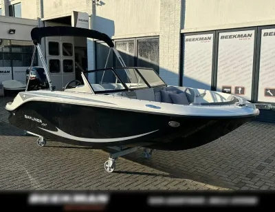 open boot op trailer voor gebouw