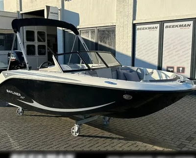 boot op trailer bij showroom