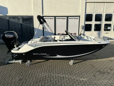 motorboot op parkeerplaats bij gebouw