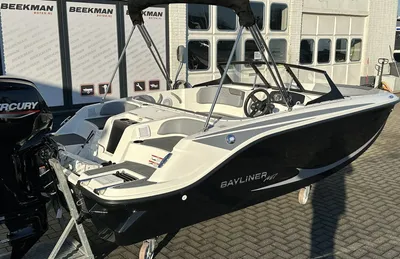 open sportboot op trailer bij gebouw