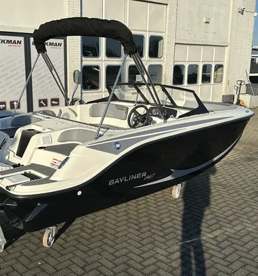 open sportboot op trailer bij bedrijfspand