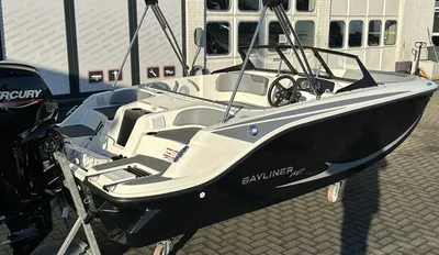 motorboot op trailer bij gebouw