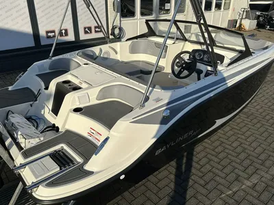 open sportboot bij showroom op trailer