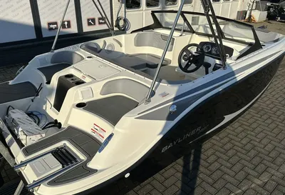 open recreatieboot met boegzit en stuurconsole