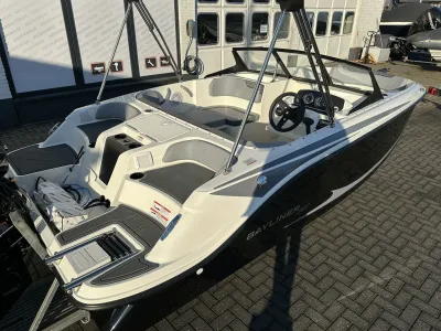 open boot in buitenopstelling bij showroom