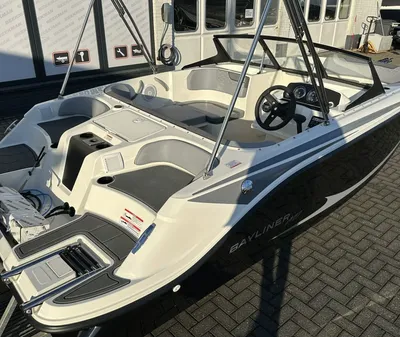 open recreatieboot op trailer buiten