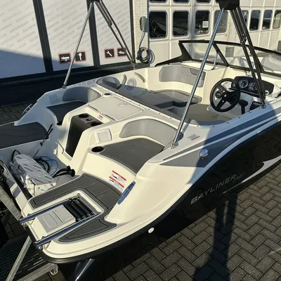 open consoleboot bij showroom op trailer